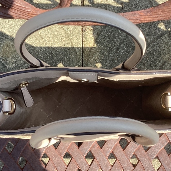 Michael Kors Mercer Medium NS Shopper Handbag Crossbody Tote Bag In Buff - Picture 8 of 10